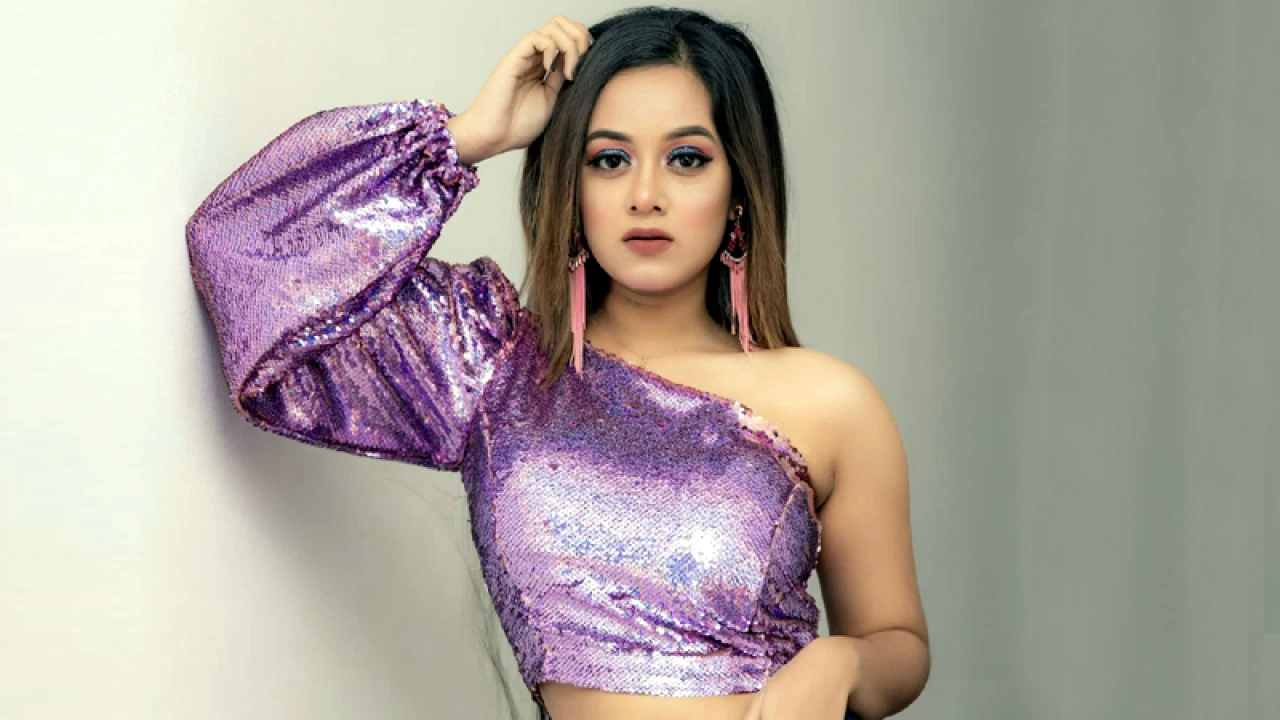 প্রতারকের খপ্পরে দীঘি