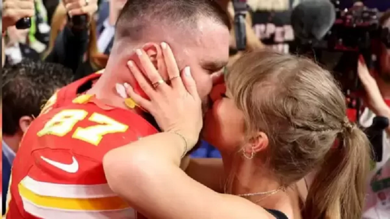 ফুটবলে শিরোপাজয়ী প্রেমিককে চুমু খেয়ে টেইলর সুইফটের উচ্ছ্বাস