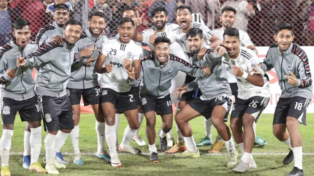 ঘুরে দাঁড়িয়ে চিরপ্রতিদ্বন্দ্বী আবাহনীকে হারাল মোহামেডান