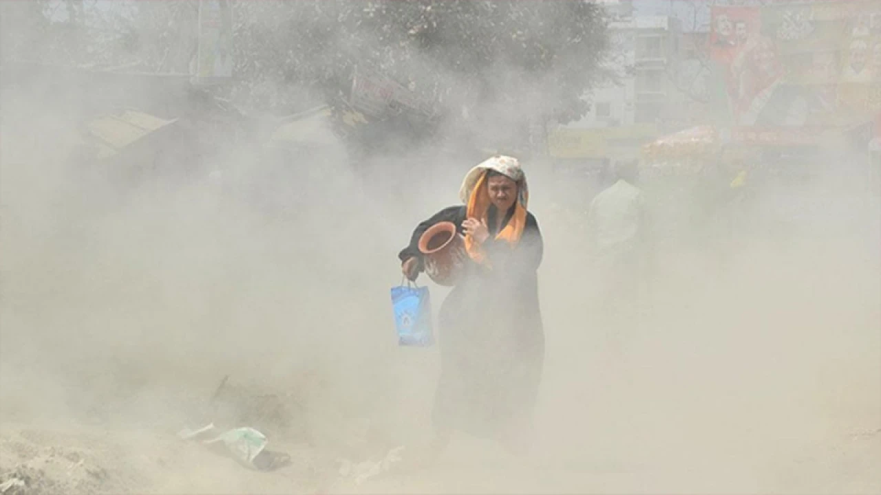 বসন্তের হাওয়ায় ‘খুবই অস্বাস্থ্যকর’ ঢাকার বাতাস