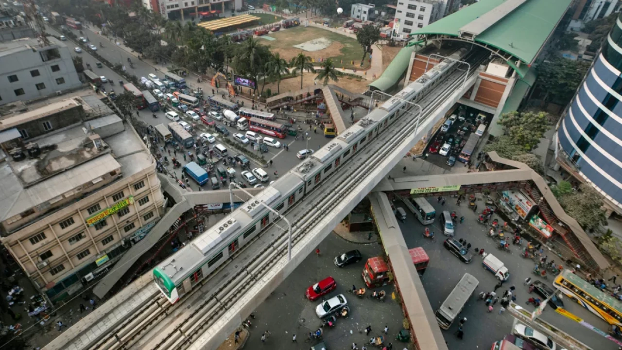 ইলেকট্রিক তারে ঘুড়ি, মেট্রোরেল চলাচল বন্ধ