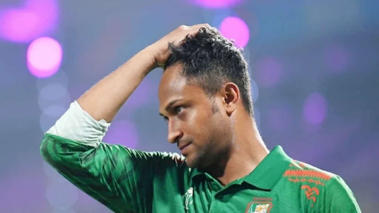 ৫ বছর পর সিংহাসন হারালেন সাকিব