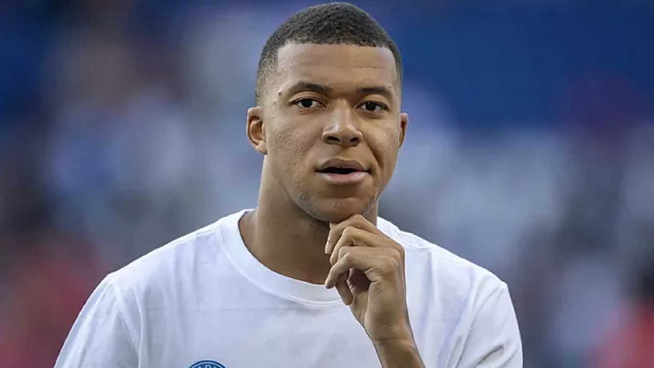 পিএসজি ছাড়ার ঘোষণা দিলেন এমবাপ্পে