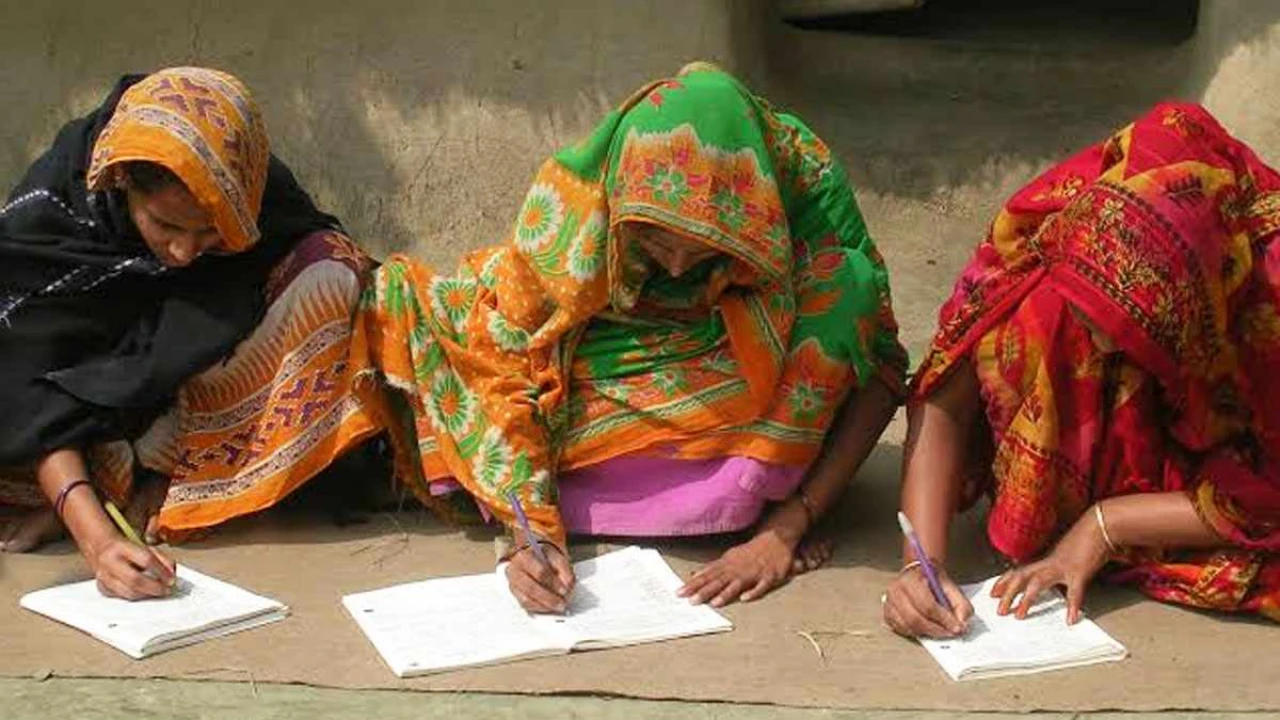 দেশের চারজনে একজন নিরক্ষর