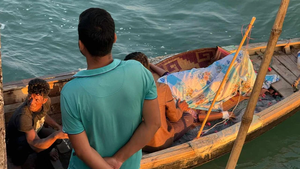 মিয়ানমারে গুলিবিদ্ধ নারী নৌকায় চেপে বাংলাদেশে