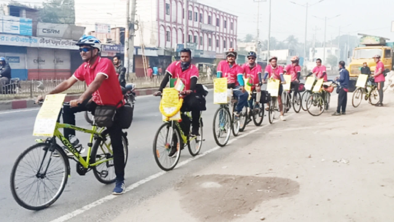 পশ্চিমবঙ্গ থেকে বাইসাইকেল র‌্যালি এলো বাংলাদেশে