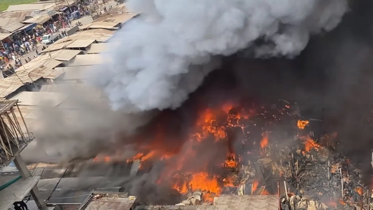 মিরপুর ঝিলপাড় বস্তিতে আগুন