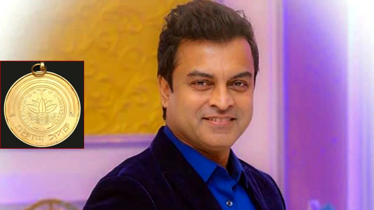 শুভ্র দেবের ‘একুশে পদক’ নিয়ে কেন সমালোচনা!