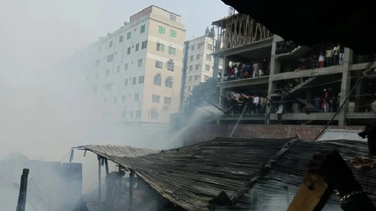 এক ঘণ্টা পর ঝিলপাড় বস্তির আগুন নিয়ন্ত্রণে