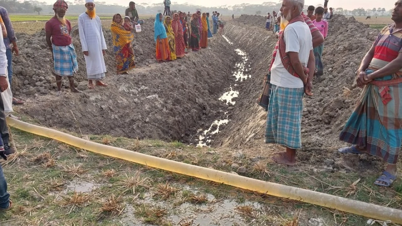 আমতলিতে চেয়ারম্যানের ইন্ধনে ধানী জমিতে খাল খননের অভিযোগ, বন্যার শঙ্কা