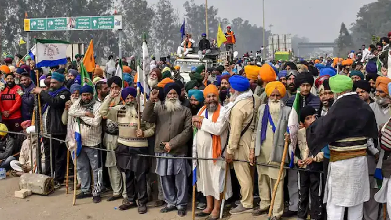 দিল্লি সীমান্তে বিক্ষোভে ১৪ হাজার কৃষক, পুলিশের টিয়ার শেল নিক্ষেপ
