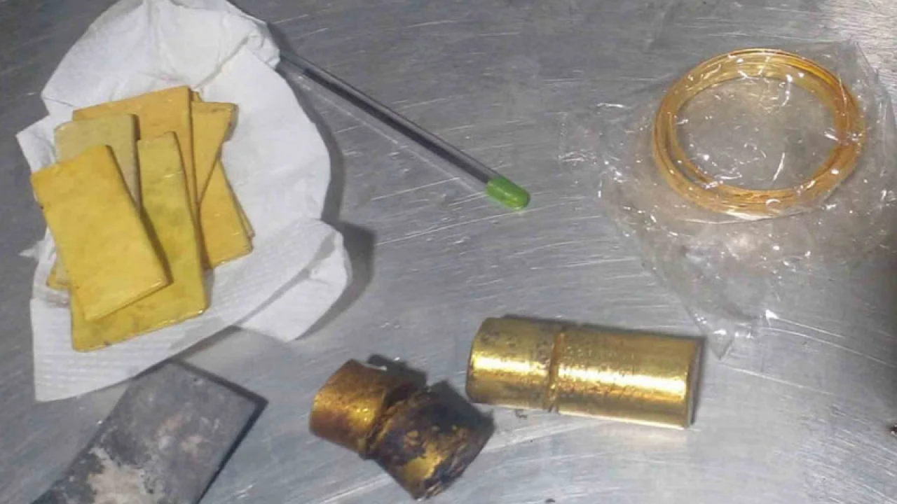 দুবাইফেরত যাত্রীর চার্জার লাইটে দেড় কেজি স্বর্ণ