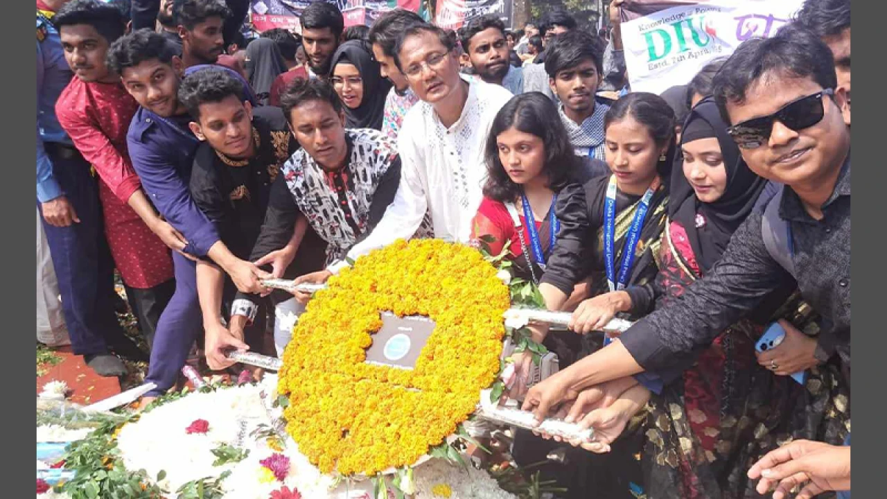 শহীদ মিনারে ঢাকা ইন্টারন্যাশনাল ইউনিভার্সিটির শ্রদ্ধাঞ্জলি অর্পণ