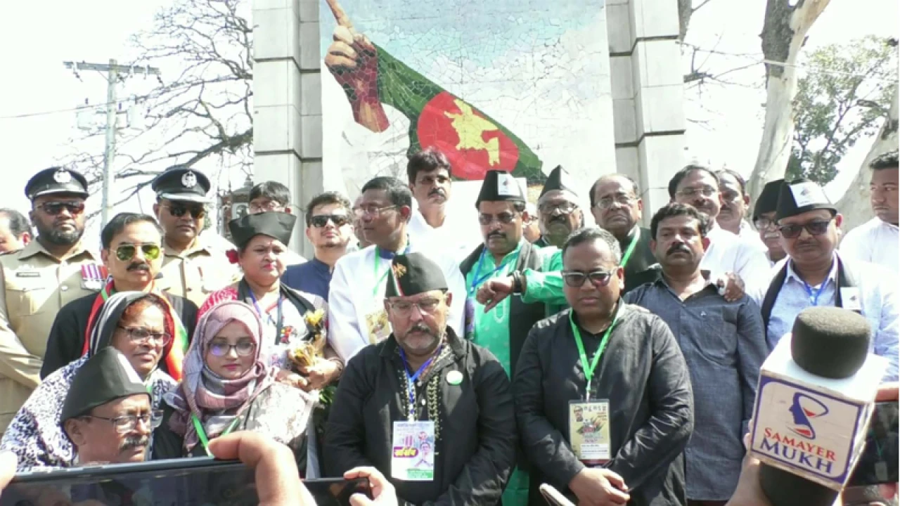 সীমান্তের শূন্যরেখায় দুই বাংলার মিলনমেলা