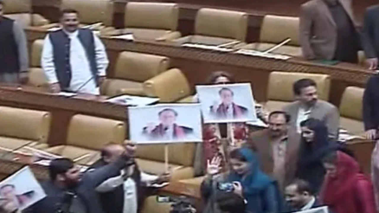 পাকিস্তানের পাঞ্জাবে অধিবেশন শুরু, প্রথম দিনেই বিতর্ক