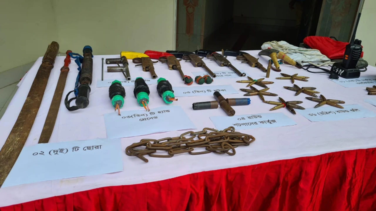 উখিয়া ক্যাম্প থেকে আগ্নেয়াস্ত্র-গুলিসহ ‘আরসার’ ৪ সদস্য গ্রেপ্তার