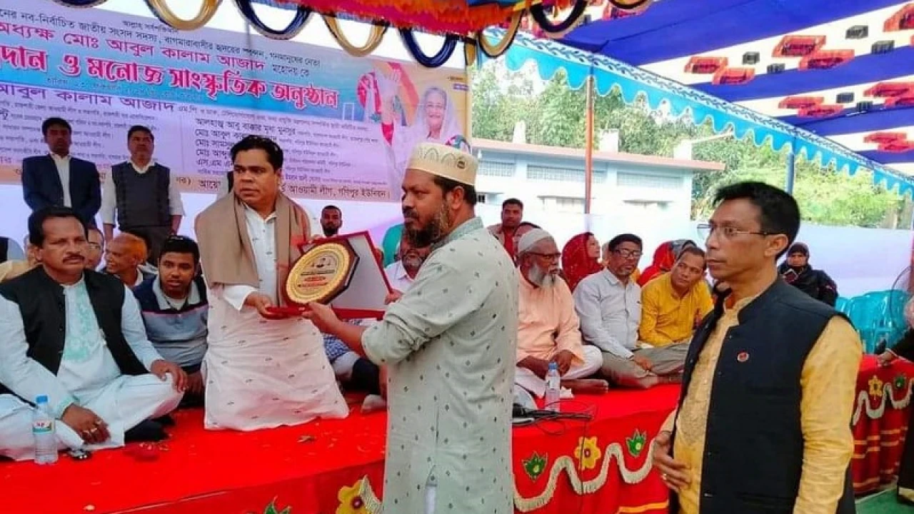 ‘বাংলা ভাই’র সহযোগীর হাত থেকে ক্রেস্ট নিলেন এমপি কালাম