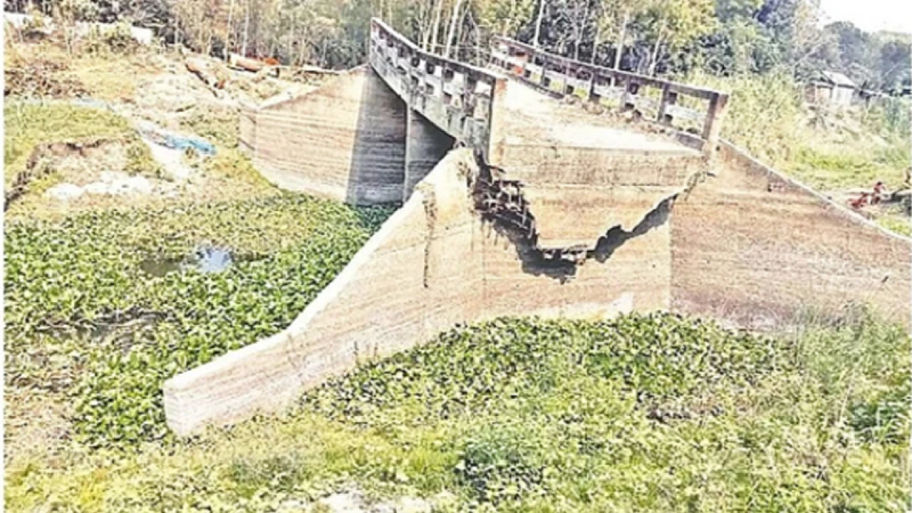 দেবে যাওয়ার তিন বছরেও সংস্কার হয়নি সেতু