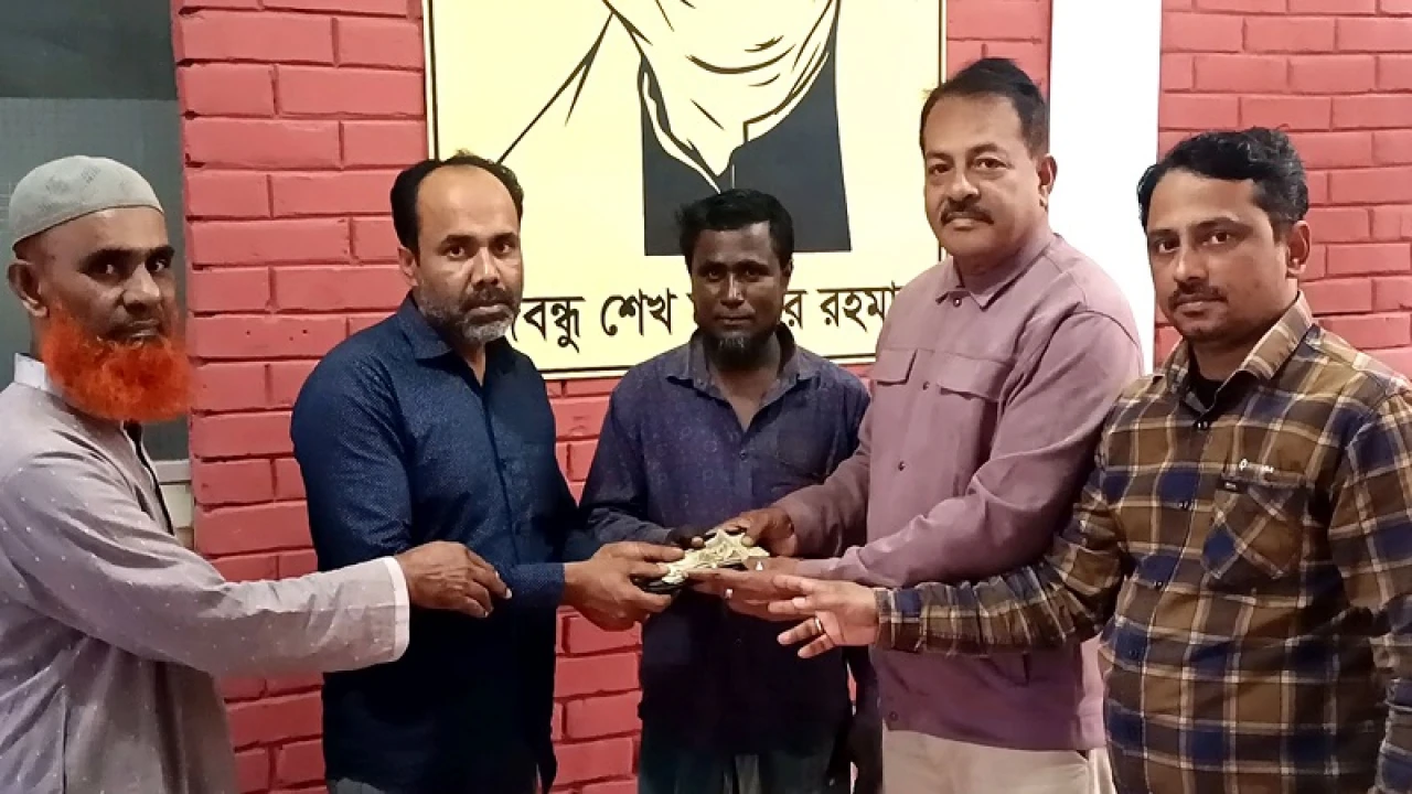 যাত্রীর ফেলে যাওয়া স্বর্ণালংকার-টাকা ফেরত দিলেন রিকশাচালক