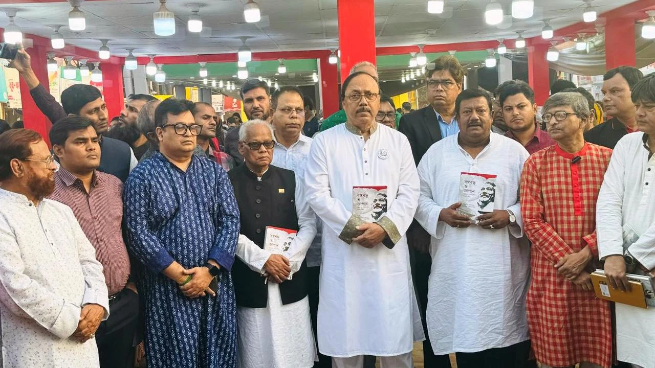 একুশে বইমেলায় বইয়ের মোড়ক উন্মোচন করলেন রাসিক মেয়র