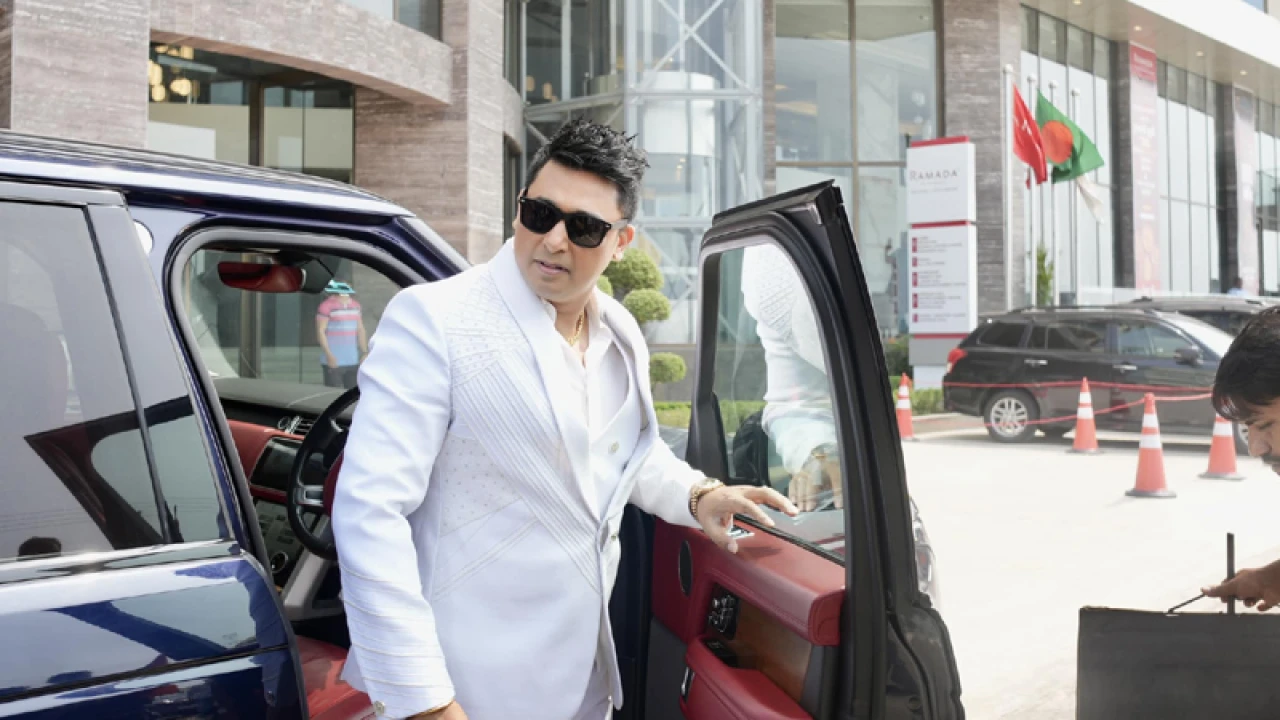 হানিমুনে জায়েদ খান!