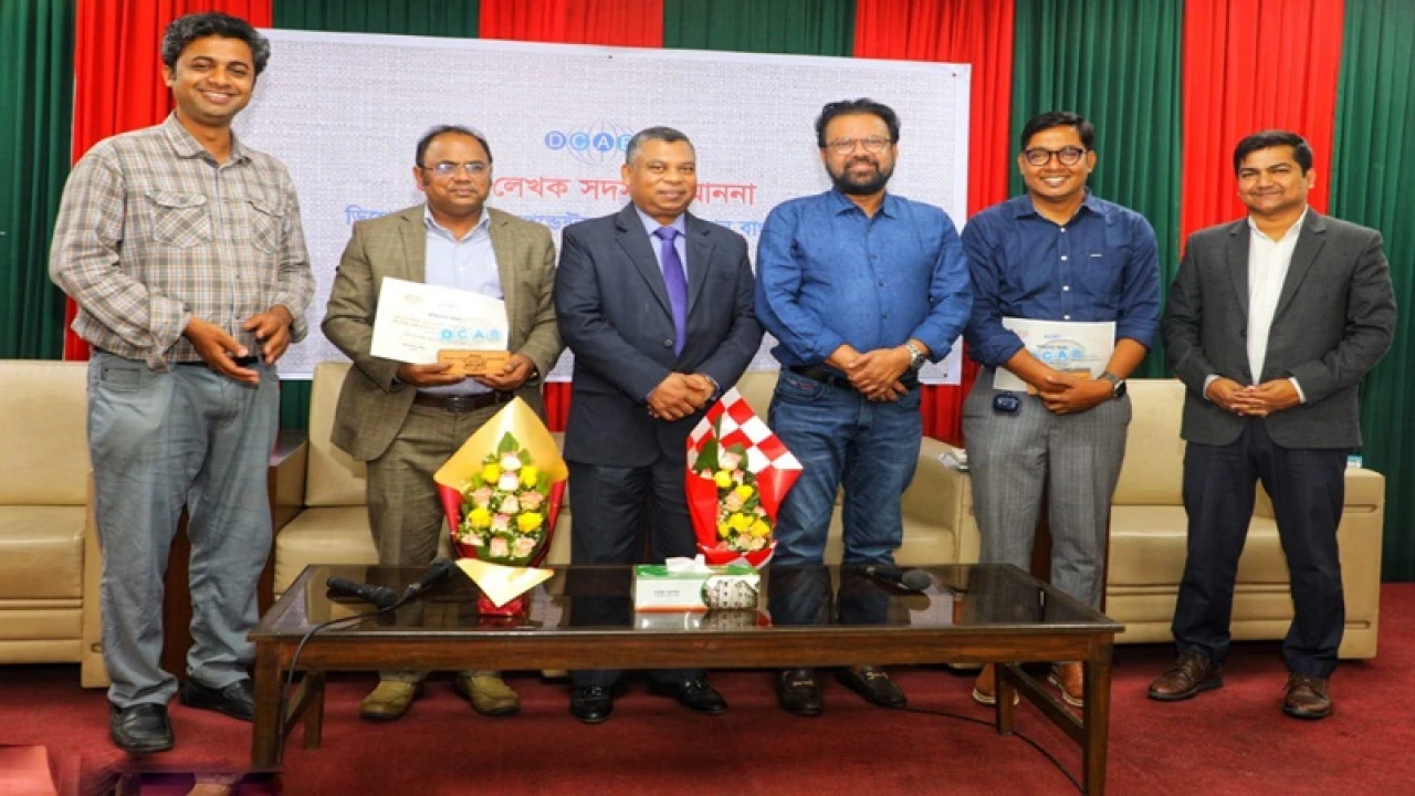 লেখক সদস্যদের সম্মাননা দিয়েছে ডিক্যাব