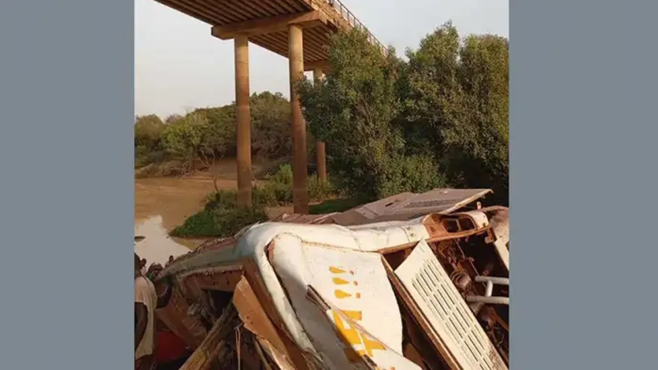 মালিতে বাস নদীতে, নিহত ৩১