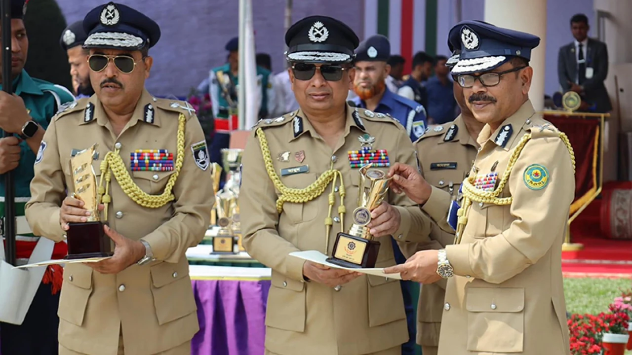 মাদকদ্রব্য উদ্ধারে শ্রেষ্ঠত্বের পুরস্কার পেল সিএমপি