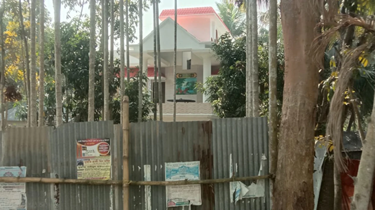 বাড়ির প্রবেশ পথে টিনের বেড়া, গৃহবন্দী পরিবার