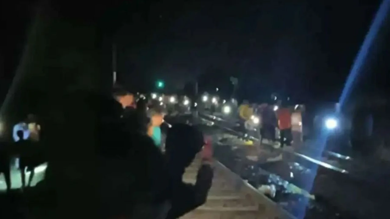 চলন্ত ট্রেনে আগুনের গুজব, লাফ দিয়ে অনেকে হতাহত