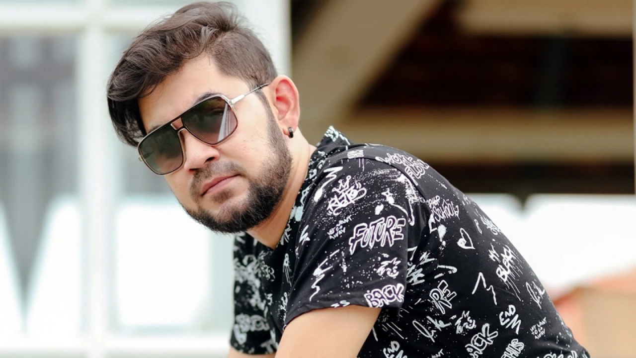 এলোমেলো ভাবনা নিয়ে গান বেঁধেছেন তানজিব সারোয়ার