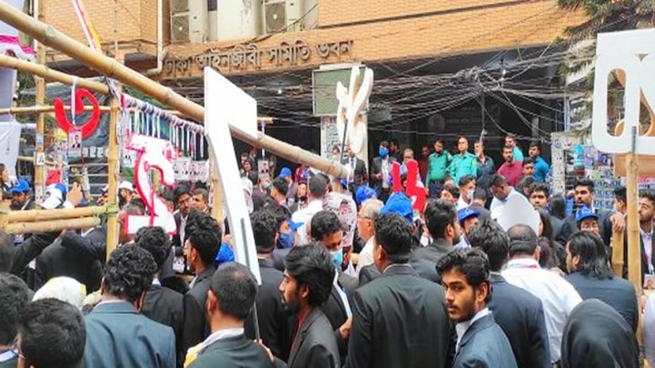 সাড়ে ৩ ঘণ্টা পর ঢাকা আইনজীবী সমিতি নির্বাচনের ভোট গ্রহণ ফের শুরু
