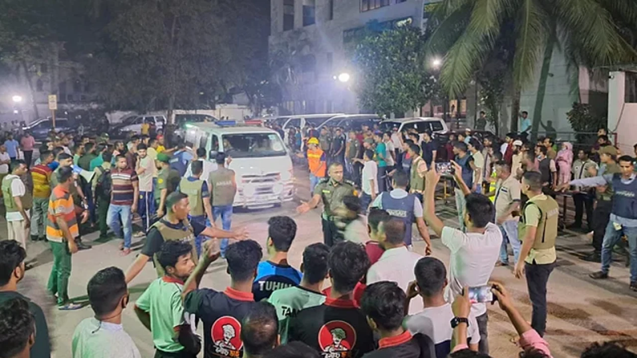 বেইলি রোডে আগুন: ঢাকা মেডিকেলে স্বজনদের আহাজারি