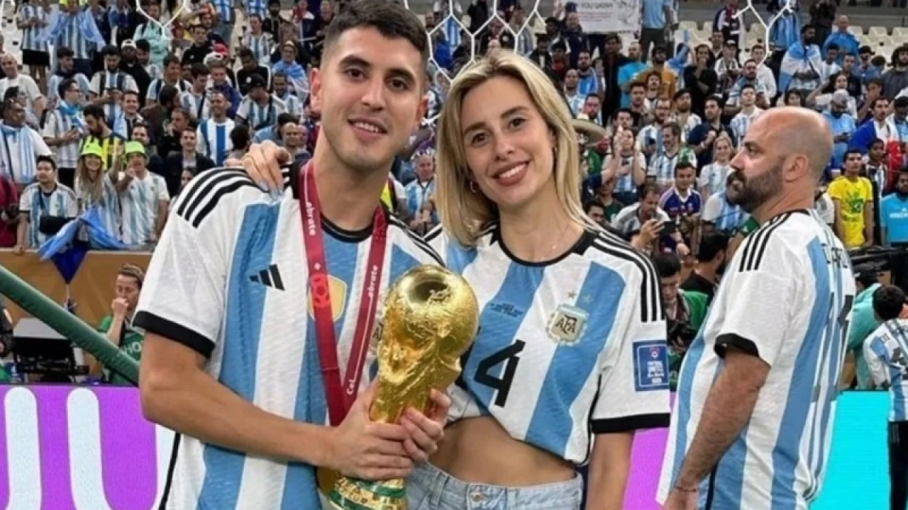 টাকা না দিলে আর্জেন্টাইন তারকার বিশ্বকাপ মেডেল বিক্রি করে দেবেন স্ত্রী!