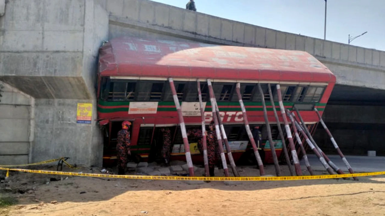 পূর্বাচলে দুর্ঘটনার শিকার বিআরটিসির দোতলা বাস, আহত ২২