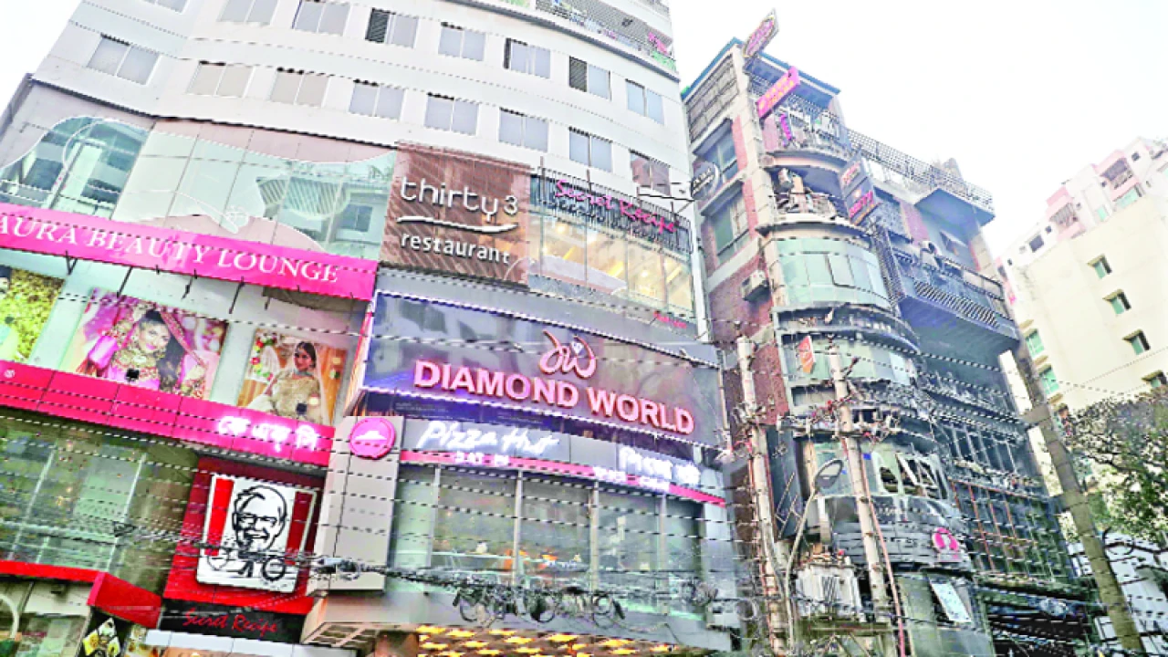 প্রাণহীন একা দাঁড়িয়ে গ্রিন কোজি কটেজ