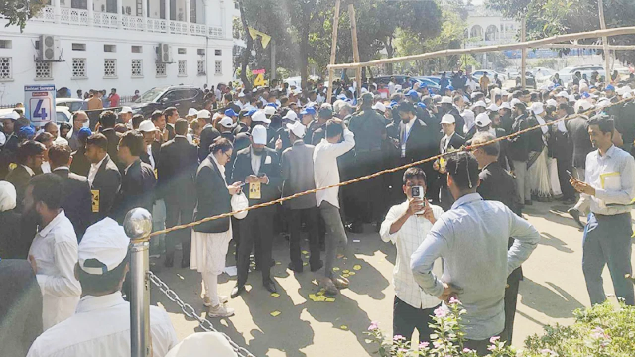 সুপ্রিম কোর্ট বার নির্বাচনের ভোট গ্রহণ চলছে