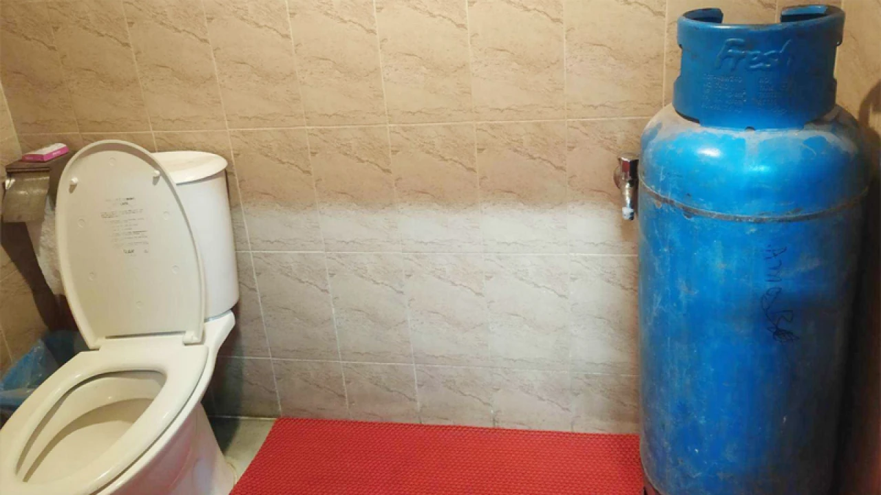 অভিযানের খবরে বাথরুমে সিলিন্ডার লুকাল ‘কাচ্চি ভাই’