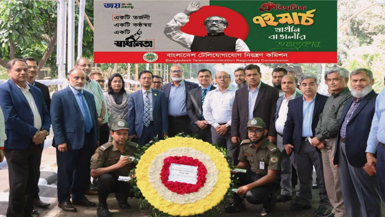 ৭ মার্চ স্মরণে বঙ্গবন্ধুর প্রতিকৃতিতে বিটিআরসি চেয়ারম্যানের শ্রদ্ধা