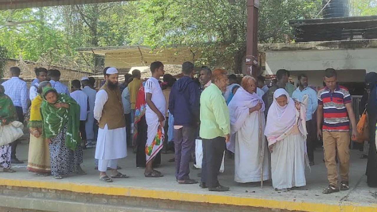 চলন্ত ট্রেনে উঠতে গিয়ে পা ফসকে প্রাণ গেলো যাত্রীর