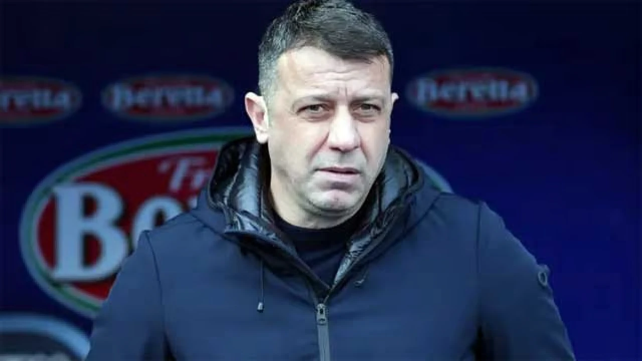 প্রতিপক্ষ খেলোয়াড়কে ঢুস মেরে চাকরি হারালেন কোচ