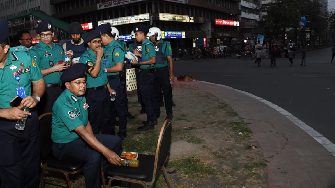 প্রথম রোজায় রাস্তায় ইফতার করলেন ডিএমপি কমিশনার