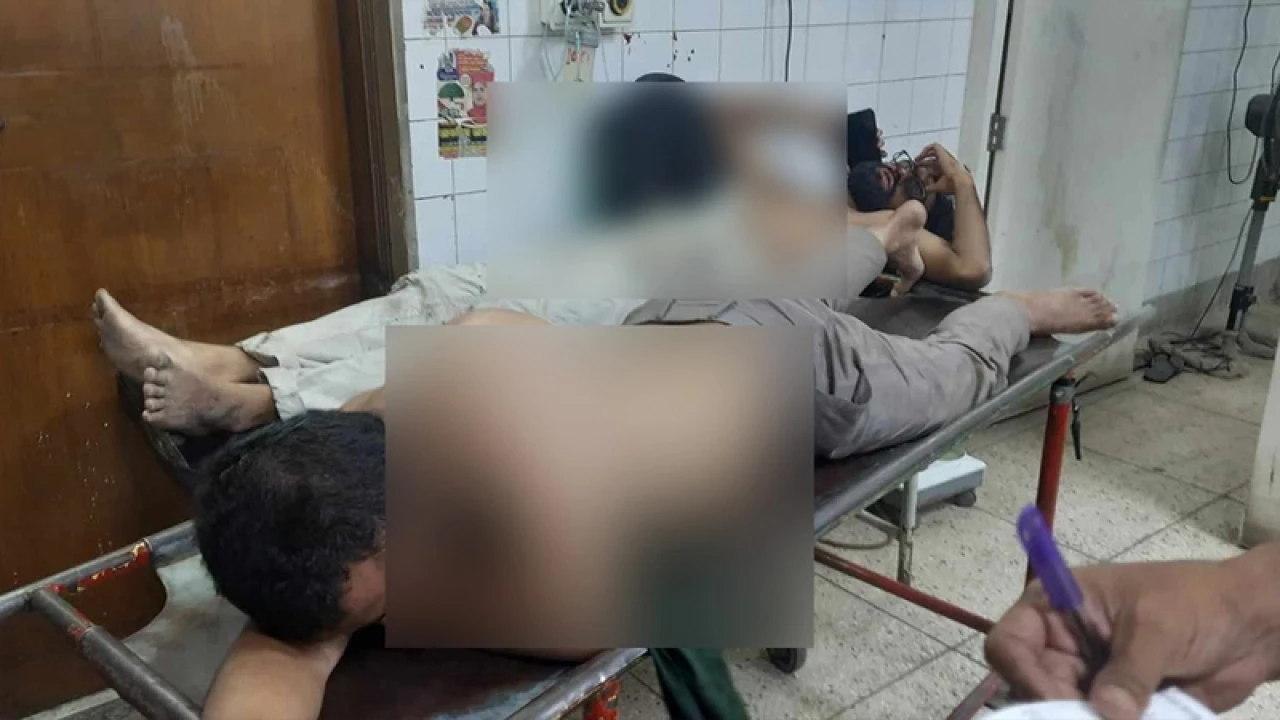 মোটরসাইকেলে এসে ঢাবি ছাত্রদের পেটালেন তারা