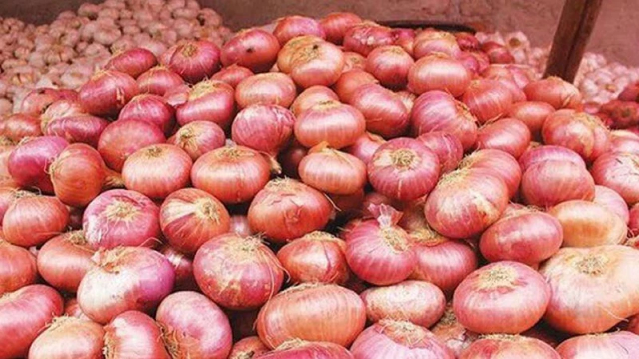 অভিযানের খবরে পেঁয়াজের দাম কমল কেজিতে ২৮ টাকা