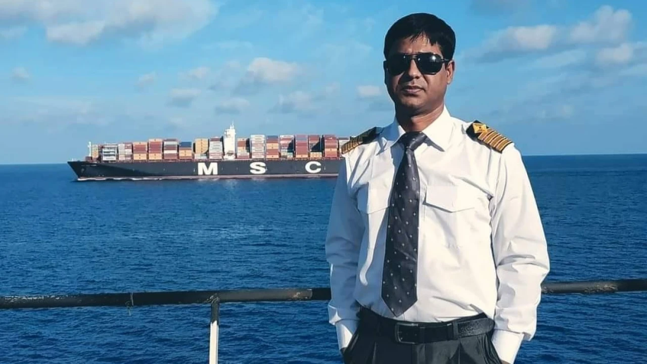 ‘জাহাজ জিম্মি করে সোমালিয়ার উপকূলের দিকে নিয়ে যাওয়া হচ্ছে’