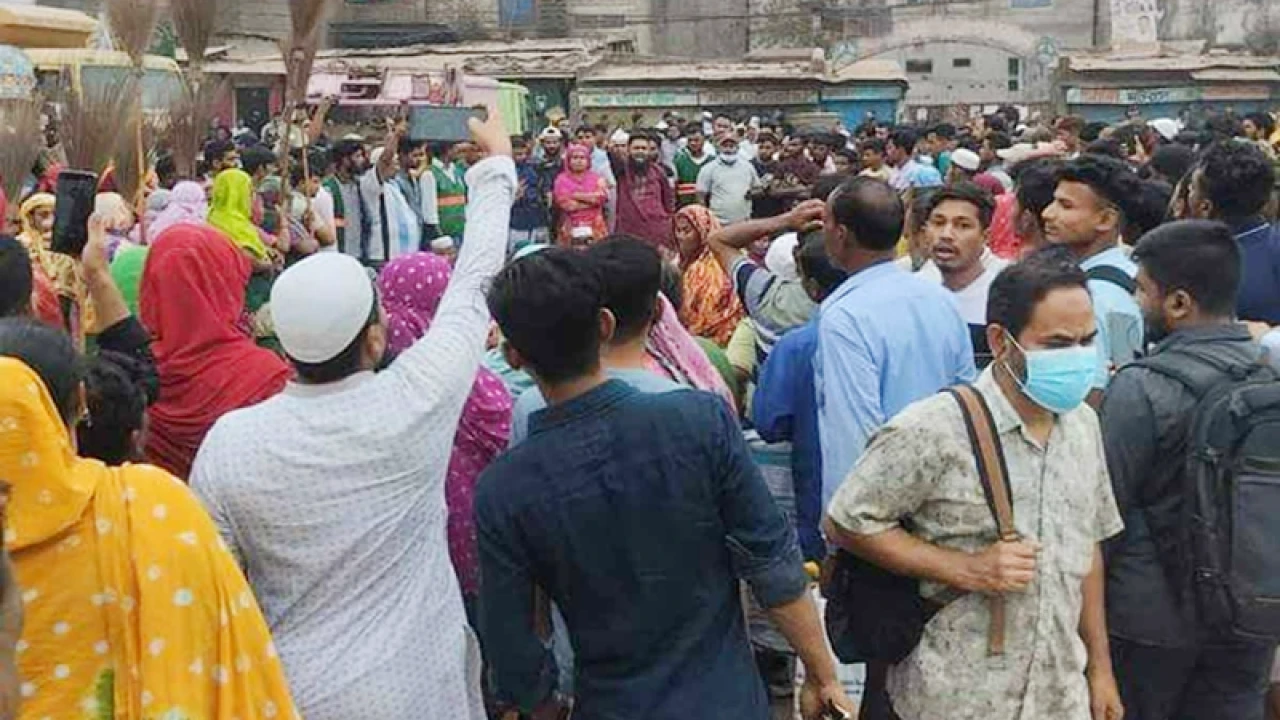 পরিচ্ছন্নতাকর্মীর মৃত্যু, গাবতলীতে সড়ক অবরোধ করে বিক্ষোভ