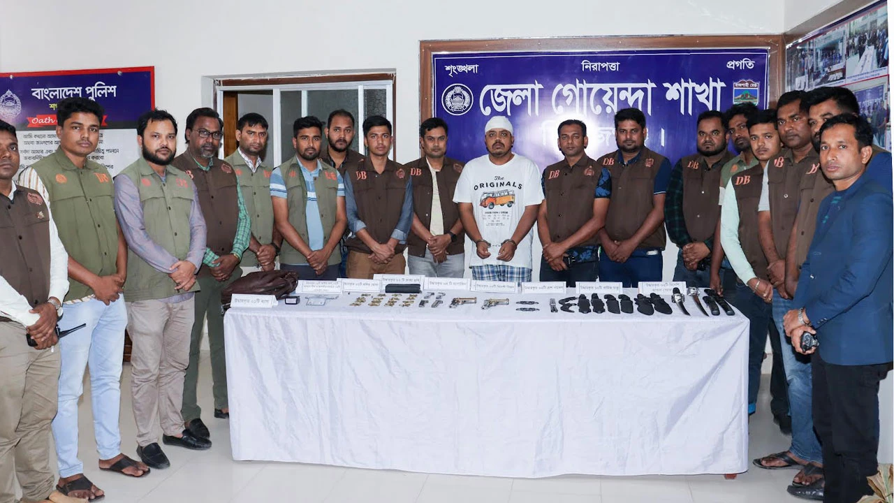 হিন্দি সিনেমা দেখে অনুপ্রাণিত হয়ে অস্ত্র কেনেন শিক্ষক রায়হান