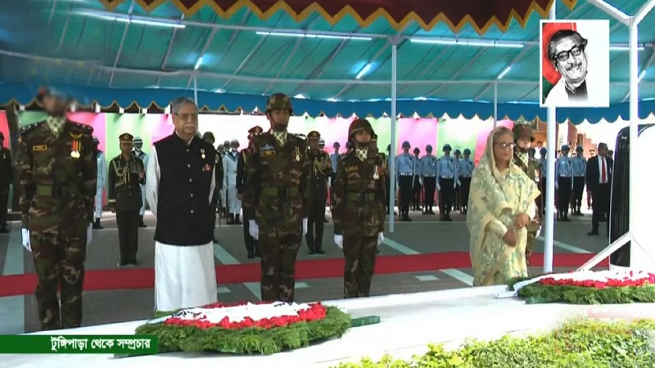 টুঙ্গিপাড়ায় বঙ্গবন্ধুর সমাধিতে রাষ্ট্রপতি ও প্রধানমন্ত্রীর শ্রদ্ধা