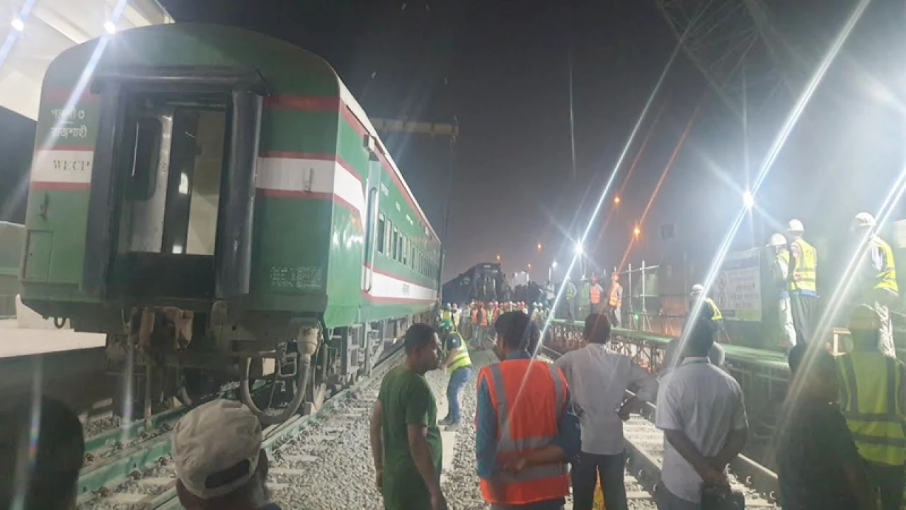 চার ঘণ্টা পর ট্রেন চলাচল স্বাভাবিক