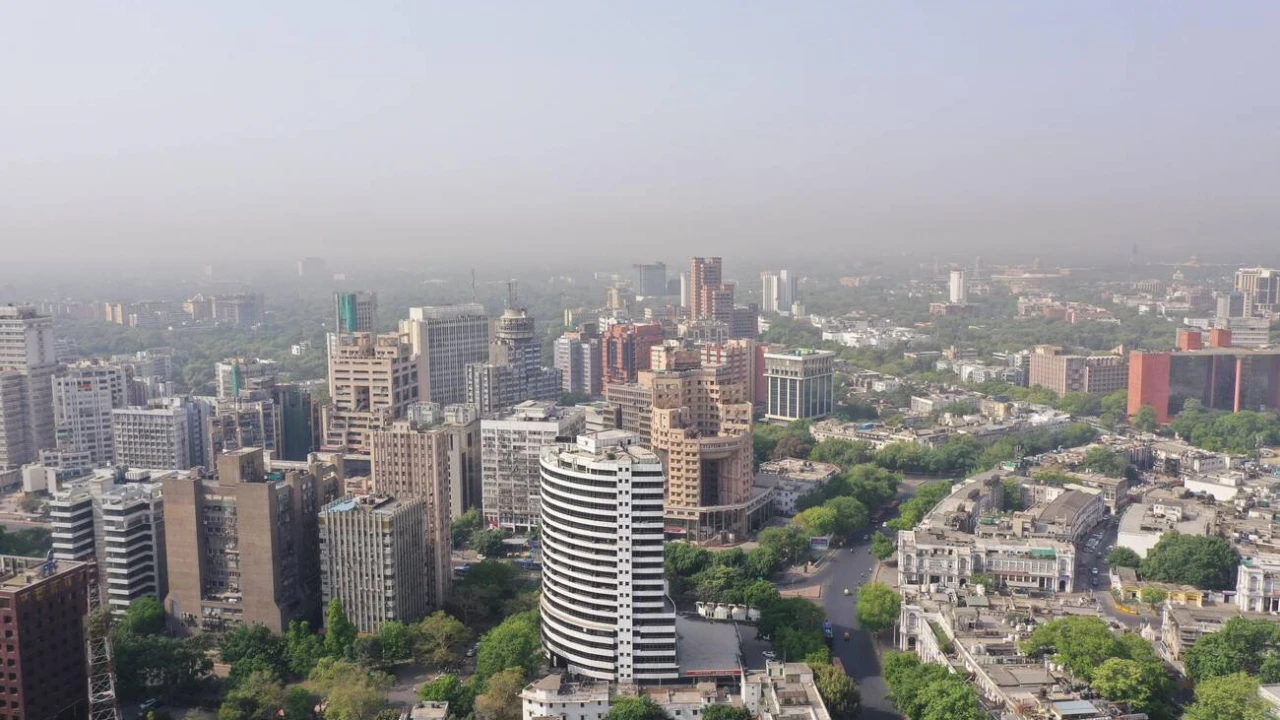 বায়ুদূষণে শীর্ষে দিল্লি, ঢাকার অবস্থান কত?